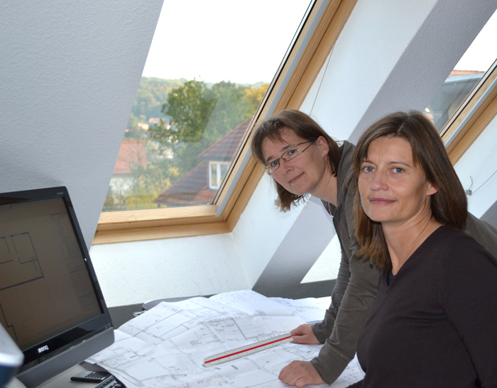 Bauplanung - Ingenieurbüro in Dresden: Dipl.-Ing. Claudia Höpping vorn, Dipl.-Ing. Ortrun Wiedemann dahinter